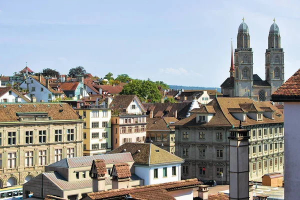 Dvojité věže z Lindenhof atrakce Grossmunster církev Zurich, Švýcarsko — Stock fotografie