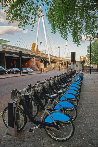 Bicycles at Hungerford Bridge in Lambeth in London — Stock Photo, Image