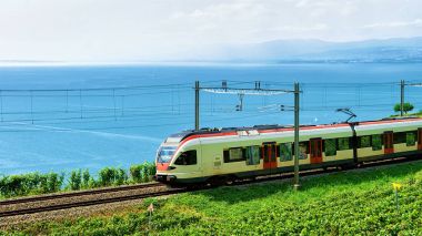 Lavaux bağ teraslar Cenevre Gölü Alp Dağları yakınındaki tren