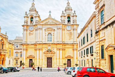 İnsanlara Mdina Malta St Paul Katedrali