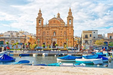 Parish Kilisesi ile Malta Island gemilerde Msida Marina'da