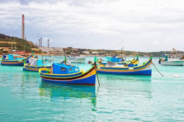 Marsaxlokk Malta Harbor Luzzu renkli tekneler