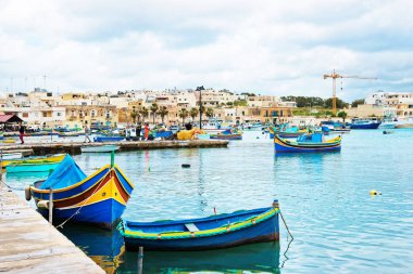 Marsaxlokk Malta Harbor'da, Luzzu renkli tekneler