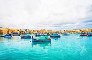 Luzzu tekneler Malta Marsaxlokk Koyu'ndaki renkli