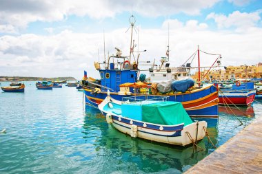 Luzzu tekneler Marsaxlokk Malta Harbor'da, renkli