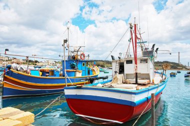 Marsaxlokk Harbor Malta renkli tekneler