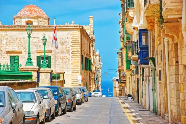 Antik kilise kubbe ile Valletta sokak görünümü
