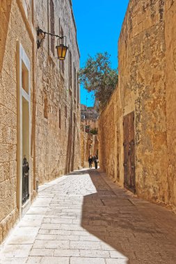 İnsanlar dar sessiz Street ile fener Mdina