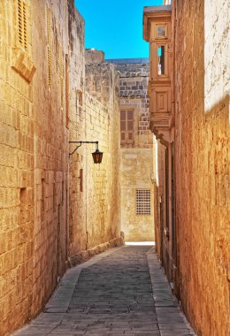 Fener ve balkonlu Mdina eski şehrin dar sokak