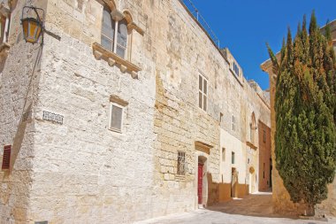 Mdina tarihi kent merkezine, fenerle dar sokak