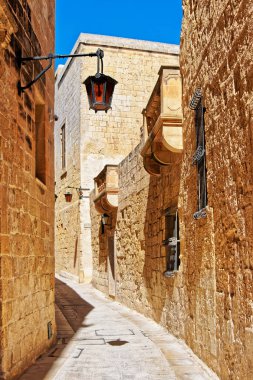 Dar sokak lambası ve Balkonlu Mdina tarihi kent merkezine