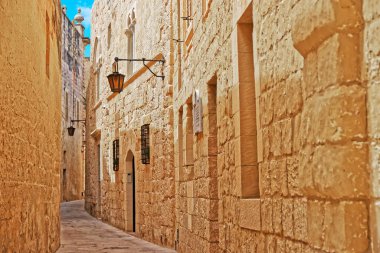 Mdina fenerle dar sessiz sokak