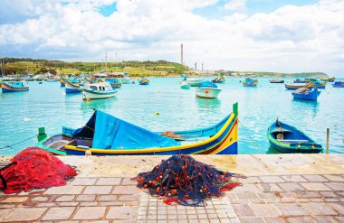 Balık ağı ve Marsaxlokk Harbor Malta Luzzu renkli tekneler