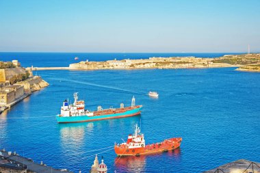 Büyük liman ve Fort Ricasoli Kalkara adlı kuru yük gemileri