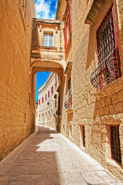 Mdina tarihi kent merkezine, kemerli balkon