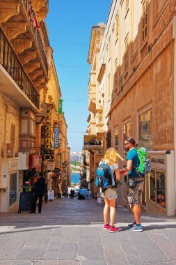 Valletta tipik Malta Street insanlar