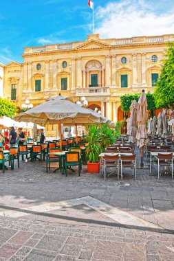 Cumhuriyet Meydanı Valletta üzerinde açık hava kafe dinlenme insanlar