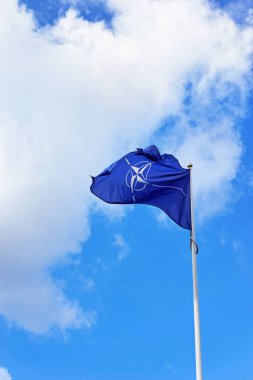 NATO tarafından Rüzgar sallıyor Bayrak