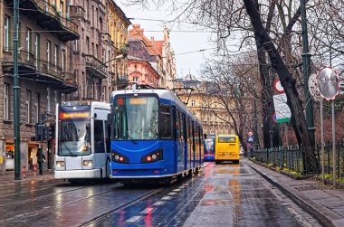 Şehir Merkezi Krakow çalışan tramvay