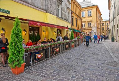 İnsanlar eski kasaba Krakow restoranda sokak