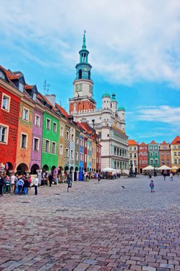 İnsanlar eski Belediye Binası meydanına Poznan