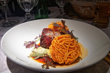 Et ve sebze beyaz tabakta ile kızartma makarna