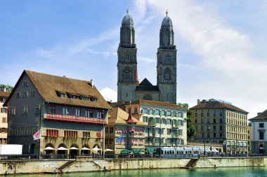 Limmatquai'de ve Grossmunster Kilisesi, Zürih