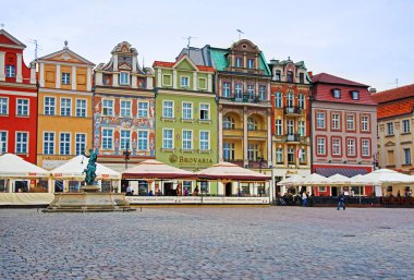 Poznan eski pazar meydanında Neptün Çeşmesi