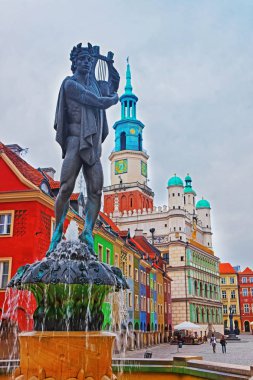 Poznan pazar meydanında Apollo Çeşmesi