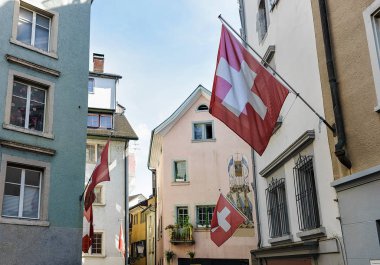 Eski şehir Zürih'te sokakta bayrakları