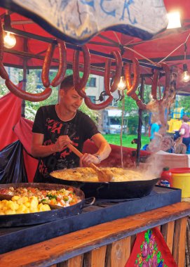 Satıcı ile Counter Lehçe pişirme ve geleneksel ticaret gıda Krakow