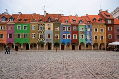 Eski Pazar Meydanı Poznan üzerinde renkli binalar