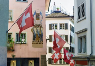 Eski şehir merkezi Zürih'te sokakta bayrakları