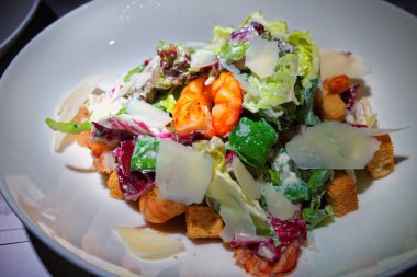 Sezar salata karides beyaz tabakta ile