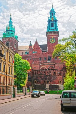 Çan kulesi Wawel Katedrali ve insanlar Krakow şehir merkezi