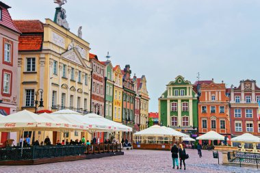 Kafe ve restoranlarda eski Pazar Meydanı Poznan