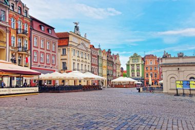 Lokanta ve Poznan eski pazar meydanında