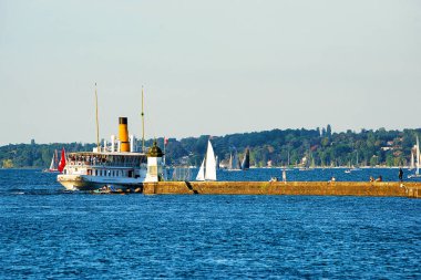 İsviçre yaz aylarında iskelede Cenevre Gölü vapur