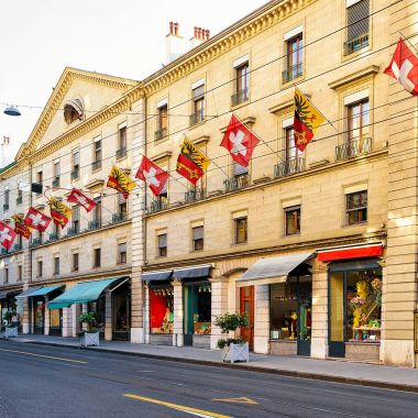 Rue Corraterie Street Cenevre'de İsviçre bayrağı ile