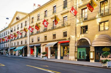 Rue Corraterie Street İsviçre bayraklı Geneva