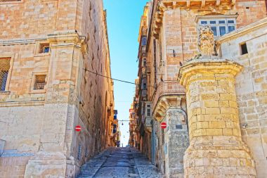 Aslan heykeli ayakta Valletta sokak köşesinde