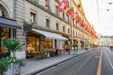 Rue de la Corraterie Street İsviçre bayraklı Geneva