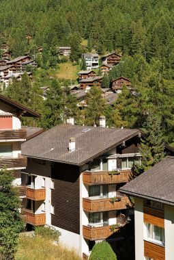 Ahşap geleneksel İsviçreli chalets Zermatt dağlarında