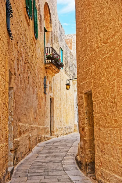 Úzké ulice s lucernou na starobylé město v Mdina — Stock fotografie