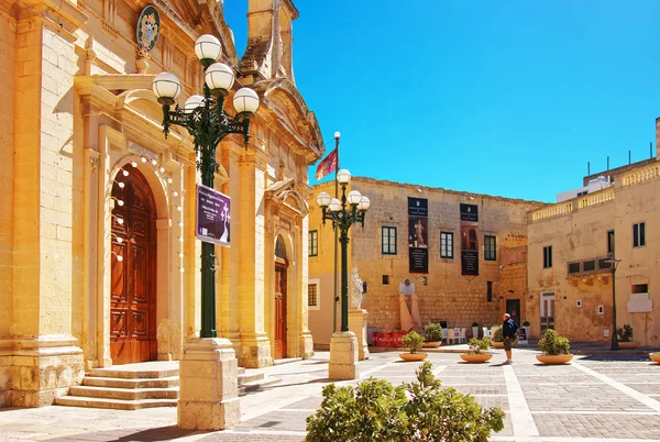 Pessoas na Igreja de São Paulo em Rabat em Malta — Fotografia de Stock