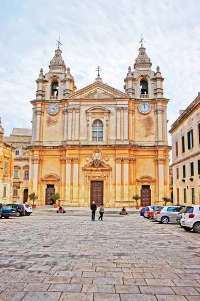 Personnes à la cathédrale Saint-Paul de Mdina à Malte — Photo