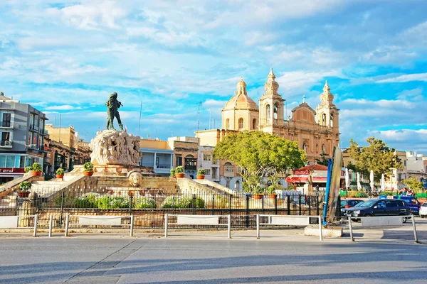 Farní kostel na náměstí v Msida, Malta — Stock fotografie