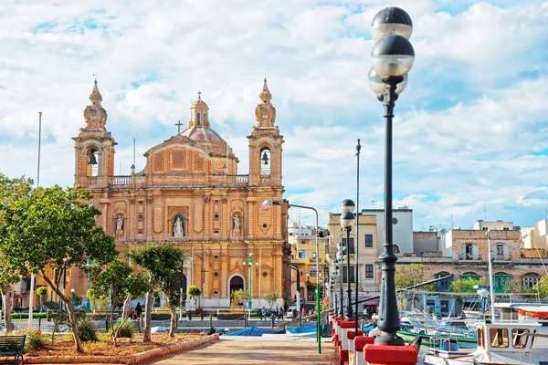 Kościół parafialny w Msida marina na wyspie Malta — Zdjęcie stockowe