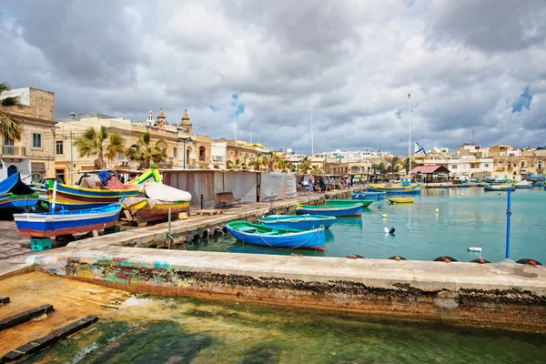 Луццу красочные лодки на Marsaxlokk Харбор Мальта — стоковое фото