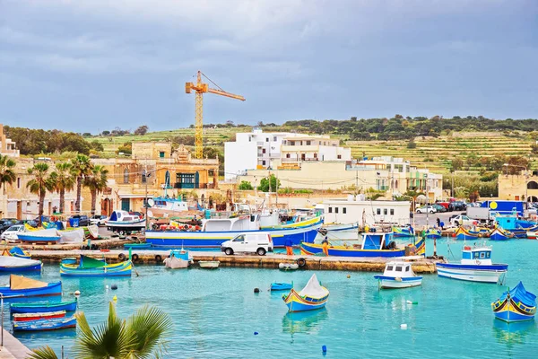 Barcos coloridos Luzzu no porto de Marsaxlokk em Malta — Fotografia de Stock